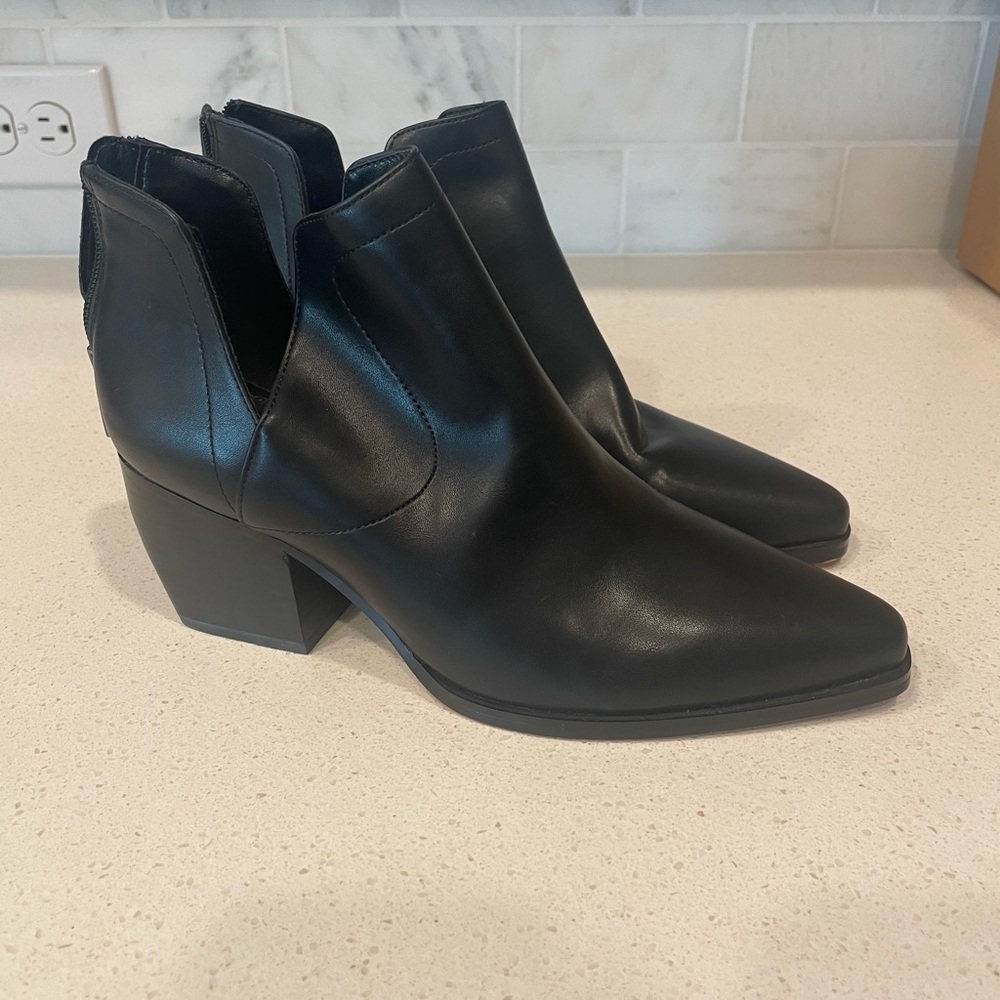 Vince Camuto Dorelli Black Leather ankle boots size 8.5